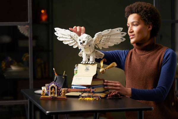 「ハリー・ポッター」のコラボレゴ シリーズ、羽を広げる“ヘドウィグ”の限定ディスプレイ