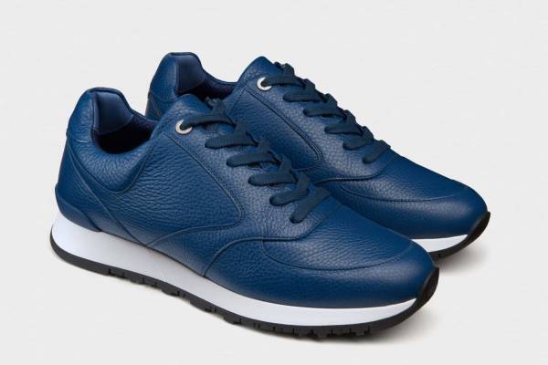 ジョンロブ新作スニーカー「ファウンドリー」上質グレインレザーをアッパー全面に