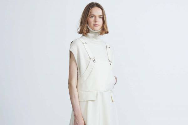 ザ・リラクス、軽やかさと温もりを叶えた“白いエプロンドレス”- 名古屋のラ ヴィラルージュ別注