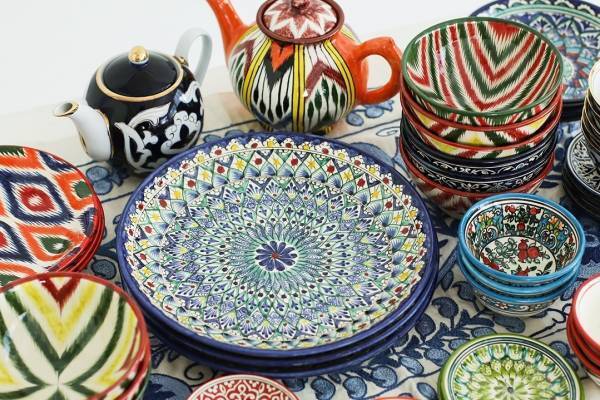 中央アジアの雑貨や食器がビームス 六本木ヒルズに集結、伝統的な生地を用いたポーチなど