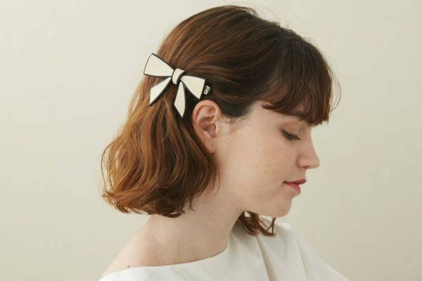 アレクサンドル ドゥ パリ“ブラック×ベージュ”の限定ヘアアクセサリー、リボンやカメリアがモチーフ