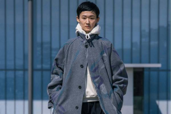 レインメーカー、“幻想的なマーブル柄”のバルカラーコート - サイドスリットで躍動感もプラス