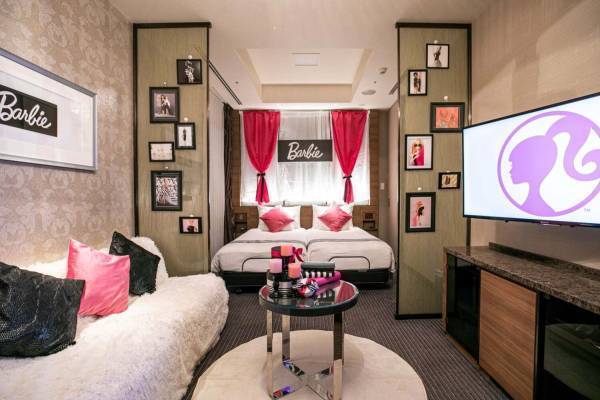 「バービー」スイートルームがストリングスホテル名古屋に、コラボパフェやランチ＆ディナーコースも