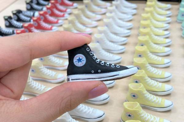 コンバース「オールスター」が消しゴムに、スニーカーのアンクルパッチなど“本物そっくり”に再現