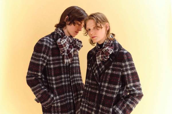 アクアスキュータム“真紅×モノトーン”のチェックコート、ウィメンズ＆メンズで展開