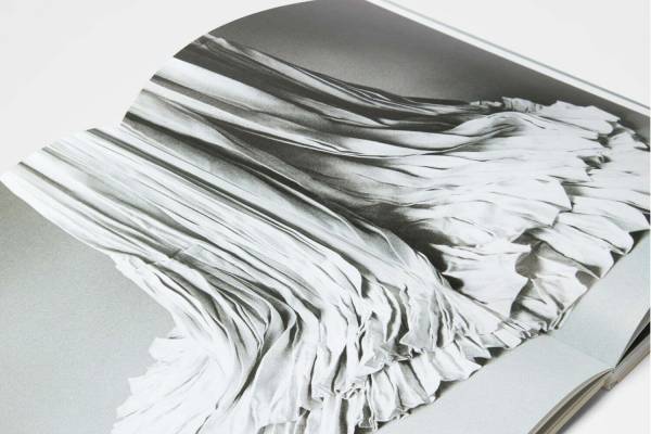 ジル サンダーの写真集『ファミリアリティ』アンダース・エドストロームらが捉える“衣服と情景の対話”