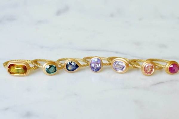 トーカティブ「ヘルシーカラー」の1点物サファイアジュエリー、菫色ラベンダーサファイアのリング