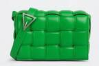 ボッテガ・ヴェネタのアイコンバッグ「パデッド カセット」に新色、鮮やかなグリーン＆柔らかグレー