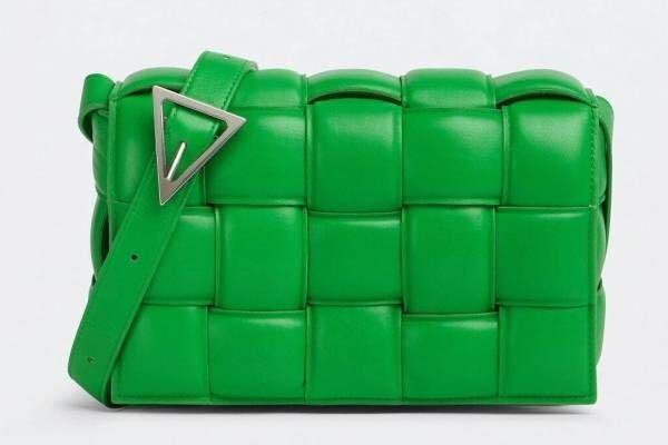 ボッテガ・ヴェネタのアイコンバッグ「パデッド カセット」に新色、鮮やかなグリーン＆柔らかグレー