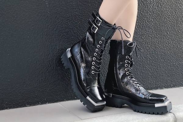 ジェフリーキャンベルの新作ブーツ、“スクエアトゥ×厚底”のヴィンテージ風レースアップなど