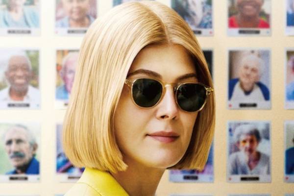 映画『パーフェクト・ケア』ロザムンド・パイク主演、高齢者を欺き“資産を搾り取る”悪徳後見人に