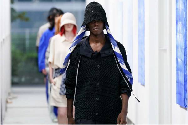 シンヤコヅカ 2022年春夏コレクション - 青いインク漏れから下書きへ、名画の感動を誇張させて