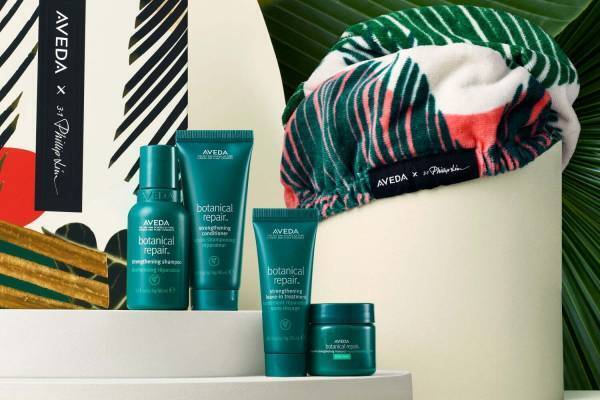 アヴェダ×3.1 フィリップ リムのクリスマス限定ヘアケアセット、植物柄のブラシ入りも