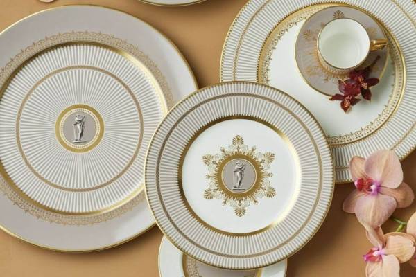 ウェッジウッド“グレージュ×ゴールド”の華やかテーブルウェア、古代ギリシャ着想のモチーフを配して