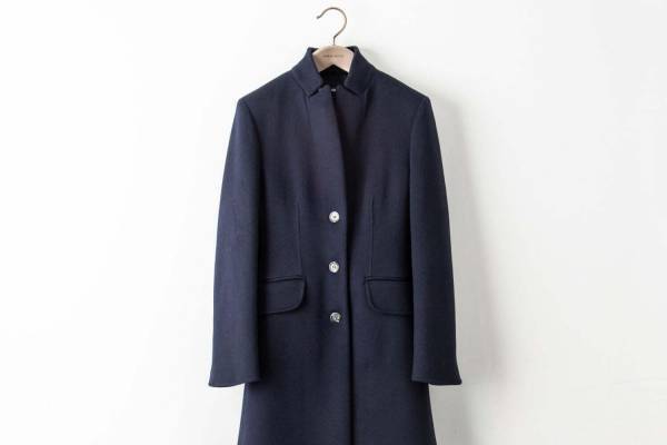 ジョルジオ・アルマーニが愛する“ネイビー＆カシミア”のコレクション、オンオフで使えるコートやニット