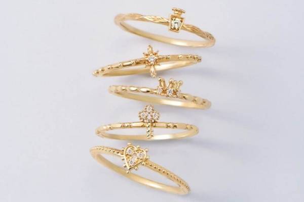 ノジェス“ミニチュア”ジュエリーに「パドロック＆ロザリオ」モチーフのお守りリング＆ネックレス