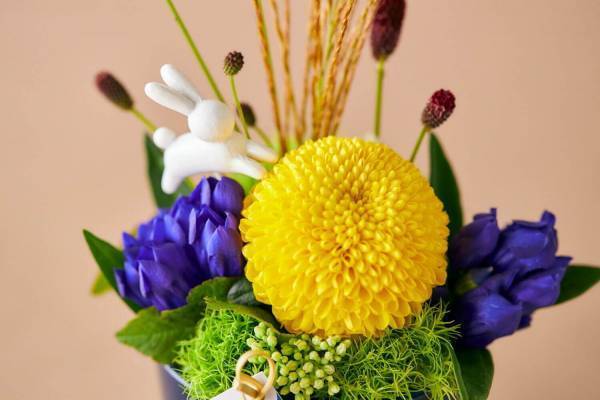 うさぎの「お月見ブーケ」青山フラワーマーケットに、“月”のような黄色いマム＆夜空イメージのリンドウも
