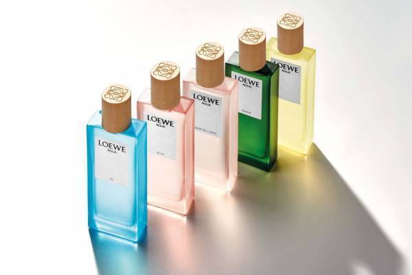 ロエベの香水「ボタニカルレインボー」地中海の夕陽や水の煌めきから着想、揃えたくなる“虹色の香水”