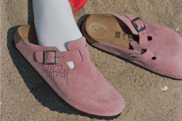 ステューシー＆ビルケンシュトックのサンダル、ピンクやキャメルアッパーのロゴ入り「ボストン」