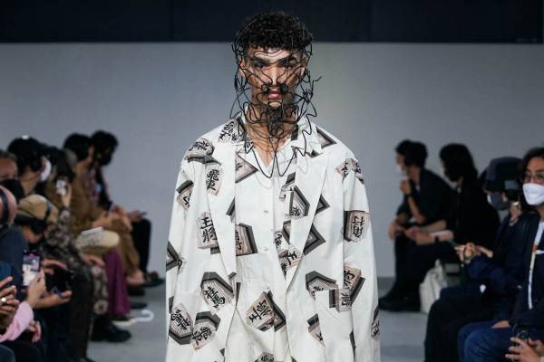 ヨシオクボ 2022年春夏コレクション - “日本のミリタリー”の軽快な変奏