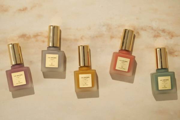 リリー ブラウン×トーン“20世紀の女優”イメージ、ヴィンテージカラーのコラボネイル