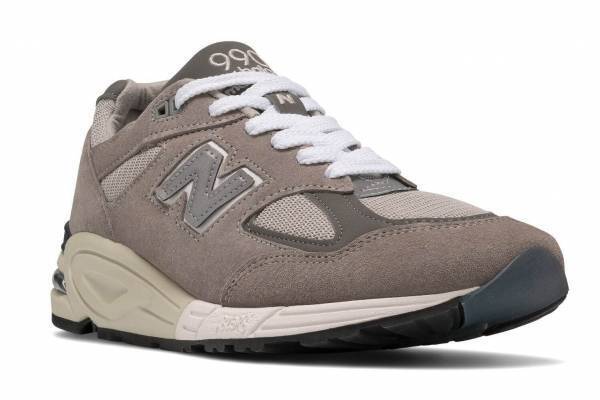 ニューバランスのスニーカー「990V2」人気モデル2代目が復刻、小さめ“Nロゴ”を配して