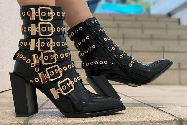 ジェフリーキャンベル新作 ウエスタン風 ショートブーツ 6連ベルトやステッチを効かせて 21年9月9日 ウーマンエキサイト 1 2