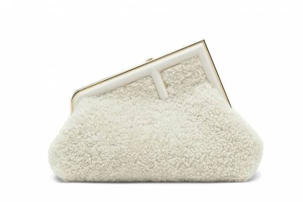 フェンディ“もこもこシアリング”の新アイコンバッグ「フェンディ ファースト」など伊勢丹新宿店で