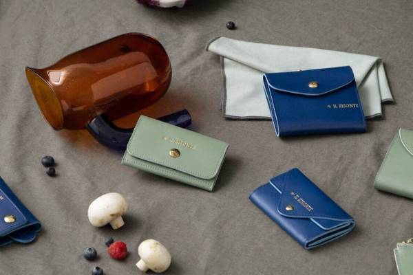 イル ビゾンテ“1等星ベガ”が輝く革小物「ベガ コレクション」に新色ロイヤルブルー＆セージ