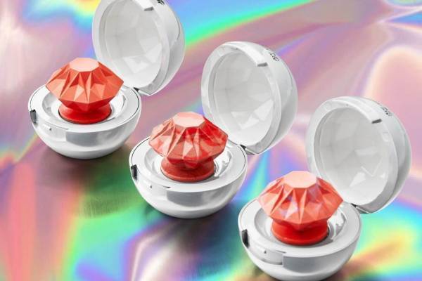 英メイクアップブランド「フロント カバー」日本初上陸、“ダイヤモンド”チークなどラフォーレ原宿に