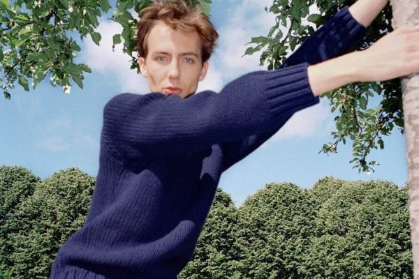 A.P.C.“シンプルさ”追求した新作ニットやシャツがメンズ＆ウィメンズで、仏スタイリストとコラボ