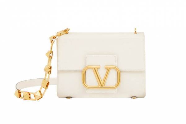 ヴァレンティノ ガラヴァーニ新作「スタッズサイン」Vロゴ シグネチャー×スタッズ輝くショルダーバッグ