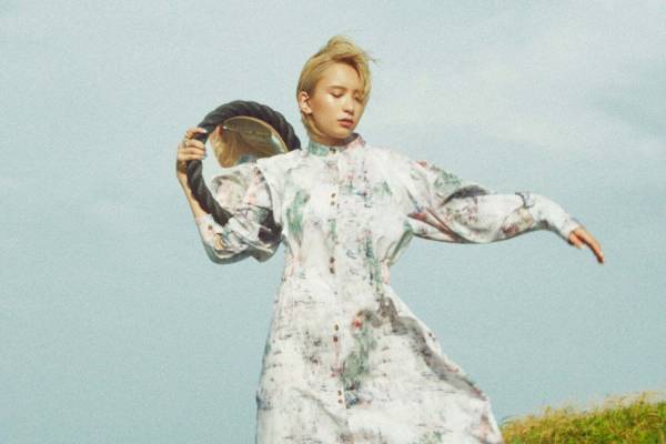 ミューラル、霞んだようなグラフィックドレス＆“自由な曲線”を描くリングなど - 名古屋・ユルクで