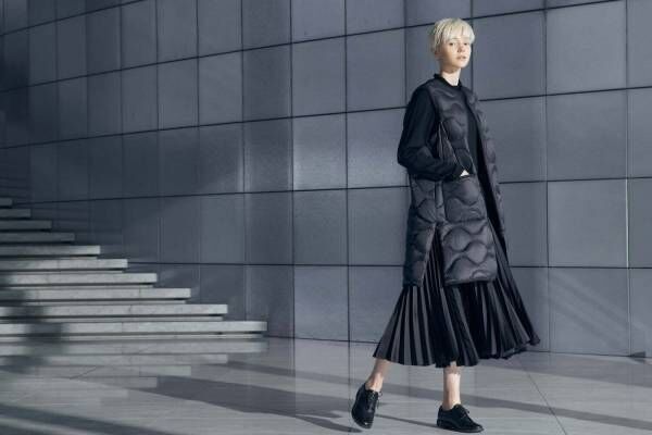 ユニクロ×セオリー21年秋冬“白／黒”のウィメンズ新作、プリーツ  