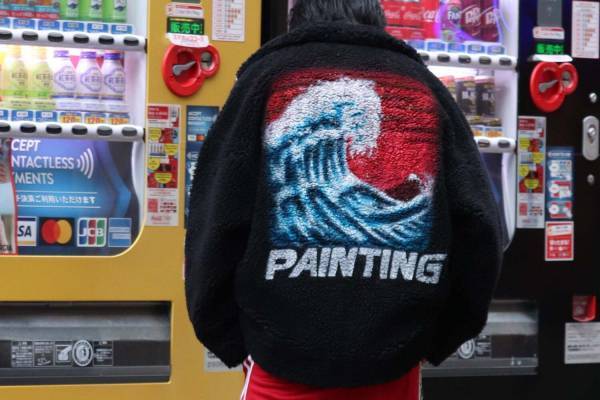 ダブレット×ウィズムのブラックファージャケット“ペットボトルラベル”着想のハンドペイント入り