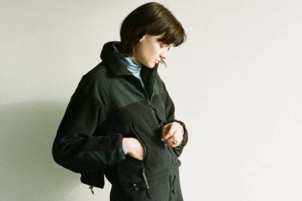 フィーニー×プロダクトトゥエルブ、オールブラックの軽量コート＆ショートブルゾン