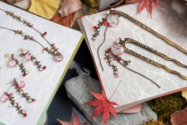 京都発“ピアスのようなイヤリング”「ぴあり」紅葉色に染まった“秋の鴨川”をガラスで表現