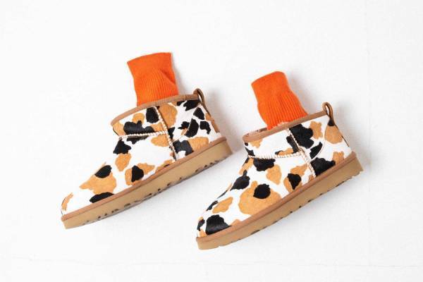 UGGから“牛柄”の新作シューズ、ふわふわシープスキンブーツや厚底スリッポンスニーカー