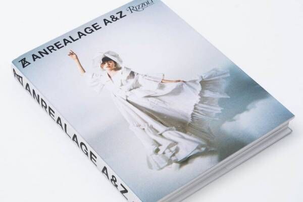 アンリアレイジ、18年の歩みに迫るアートブック『ANREALAGE: A&amp;Z』表紙に平手友梨奈