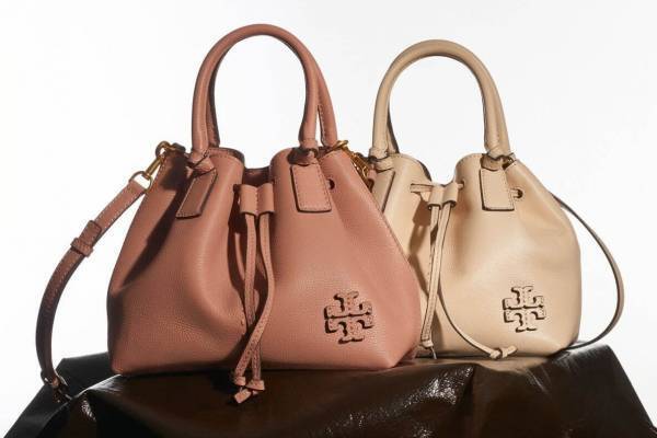 トリー バーチのバッグ「マックグロー」新作、ドローストリングでシルエット変化＆ダブルTロゴを配して