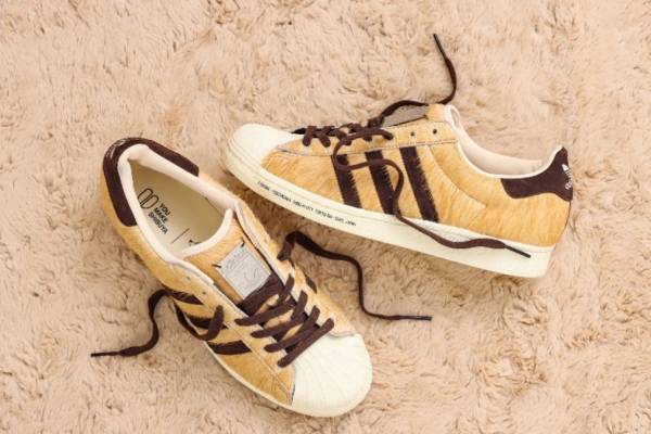 アトモス×アディダス オリジナルス、渋谷・ハチ公着想の“ふさふさ”毛並みスニーカー発売