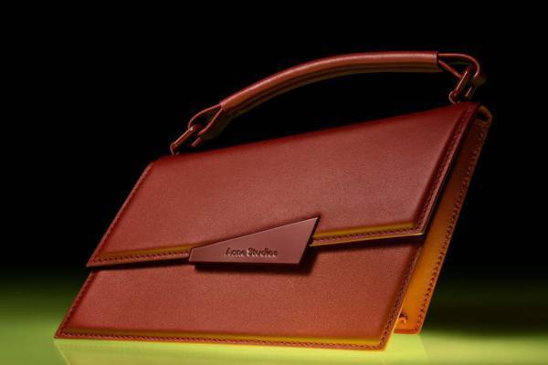 アクネ ストゥディオズ21年秋冬新作、“斜めアングル”の変形バッグ「ディストーション」など