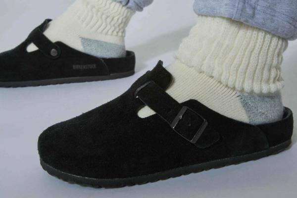 ビルケンシュトック×ビームス、オールブラックのクロッグシューズ「ボストン」