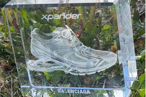 バレンシアガの“人気スニーカーが浮かぶ？！”ガラス製彫刻、ディテールまでを再現