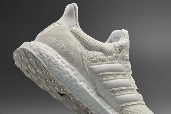 アディダス×『007』のスニーカー、ジェームズ・ボンドの白タキシード着想「ウルトラブースト」