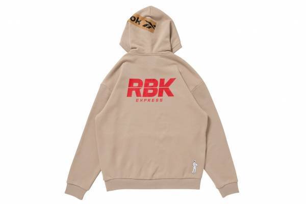 リーボック×ブラックアイパッチ“配送”グラフィックやガムテープ風ロゴ入りフーディ＆Tシャツ