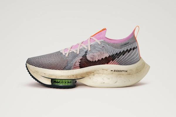 ナイキ“厚底”シューズを再構築した「ナイキ エア ズーム アルファフライ ネクスト ネイチャー」
