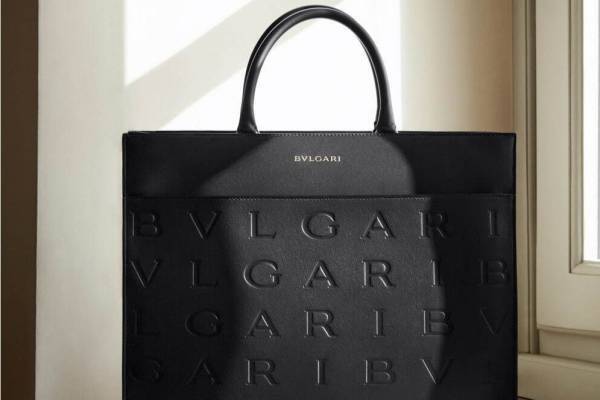 ブルガリ“ローマの建築物”に着想した新作レディースバッグ＆財布、BVLGARIロゴを並べて
