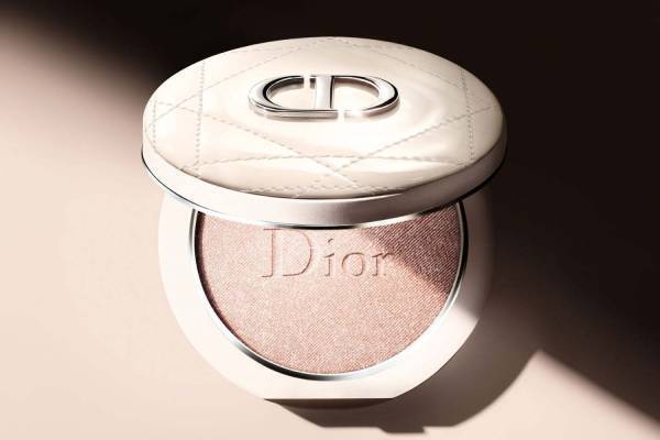 ディオールスキン フォーエヴァーの新ハイライター、自然な艶めき＆軽い仕上がりの全6シェード