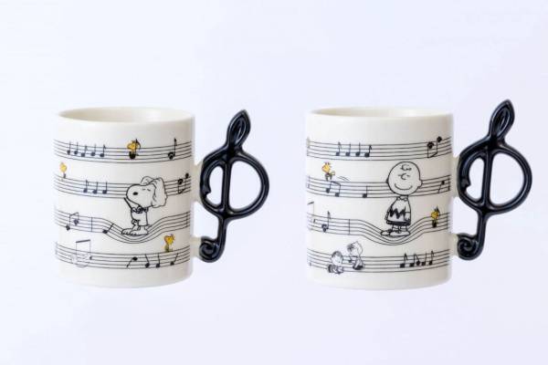 アフタヌーンティー・リビング×ピーナッツのスヌーピーグッズ、“音楽”テーマのマグカップやプレート